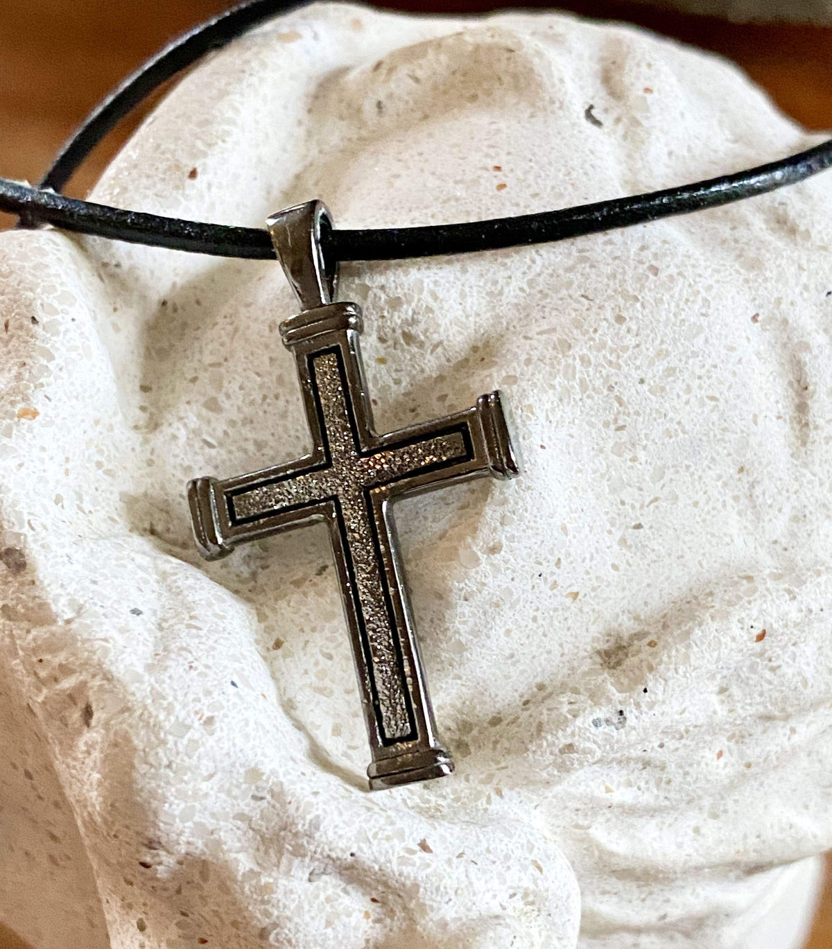 Men&#39;s black cross necklace with leather cord 