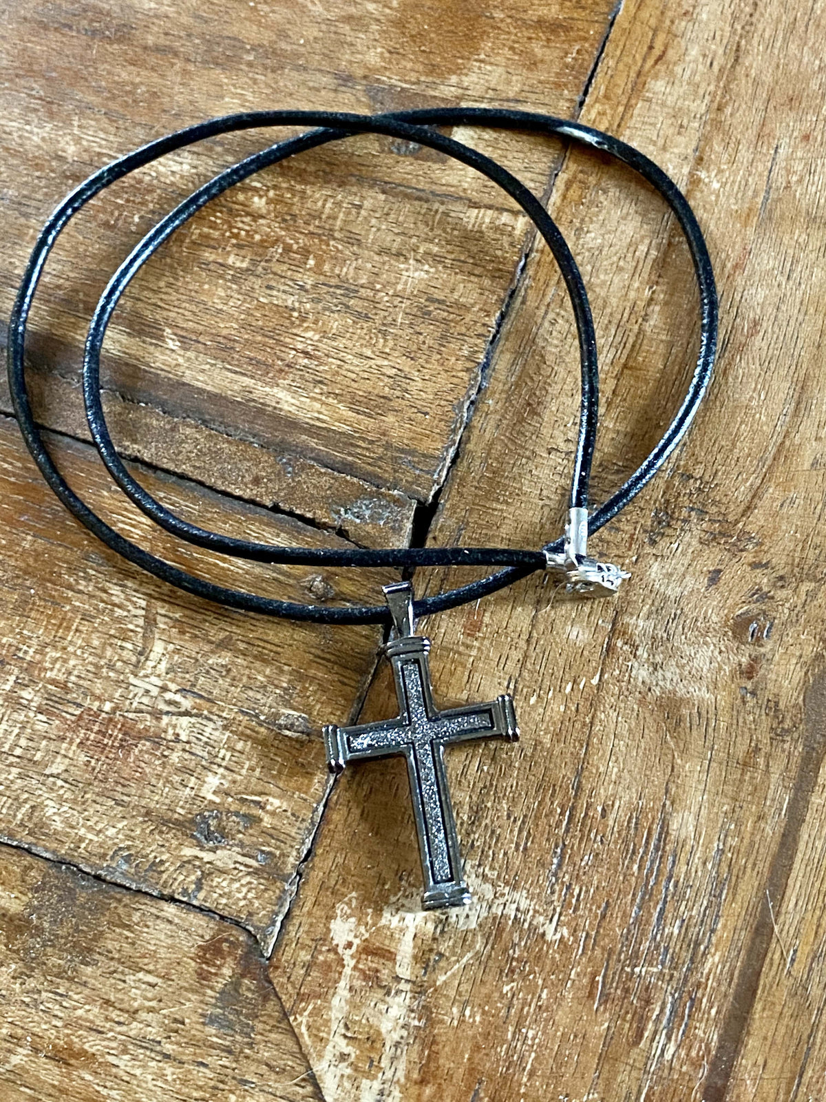 Men&#39;s black cross necklace with leather cord 