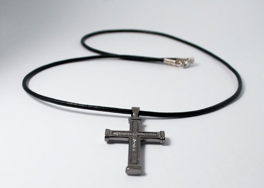 Men&#39;s black cross necklace with leather cord 