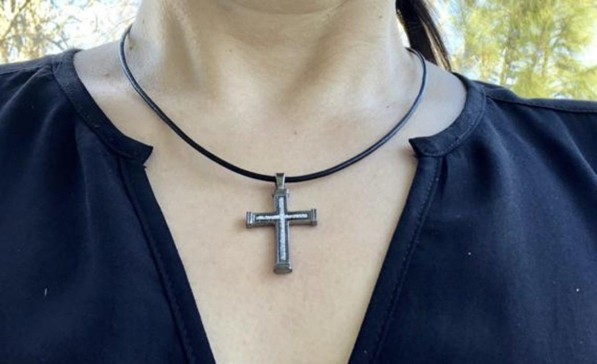 Men&#39;s black cross necklace with leather cord 