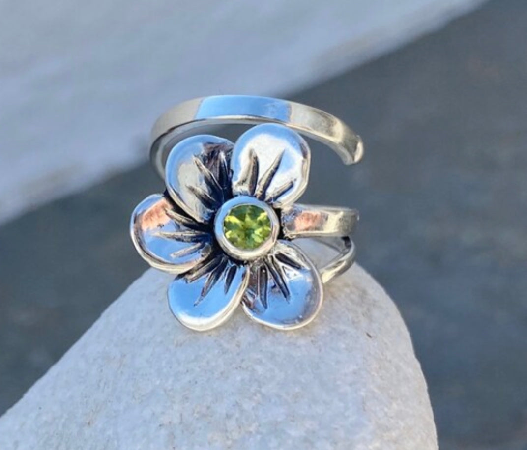 flower ring with peridot