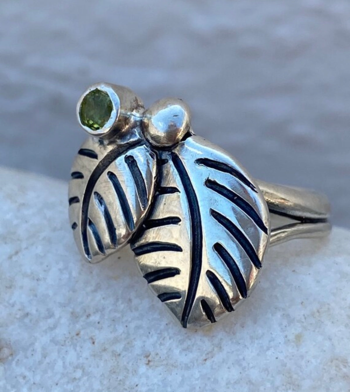 leaf ring silver with peridot gemstone