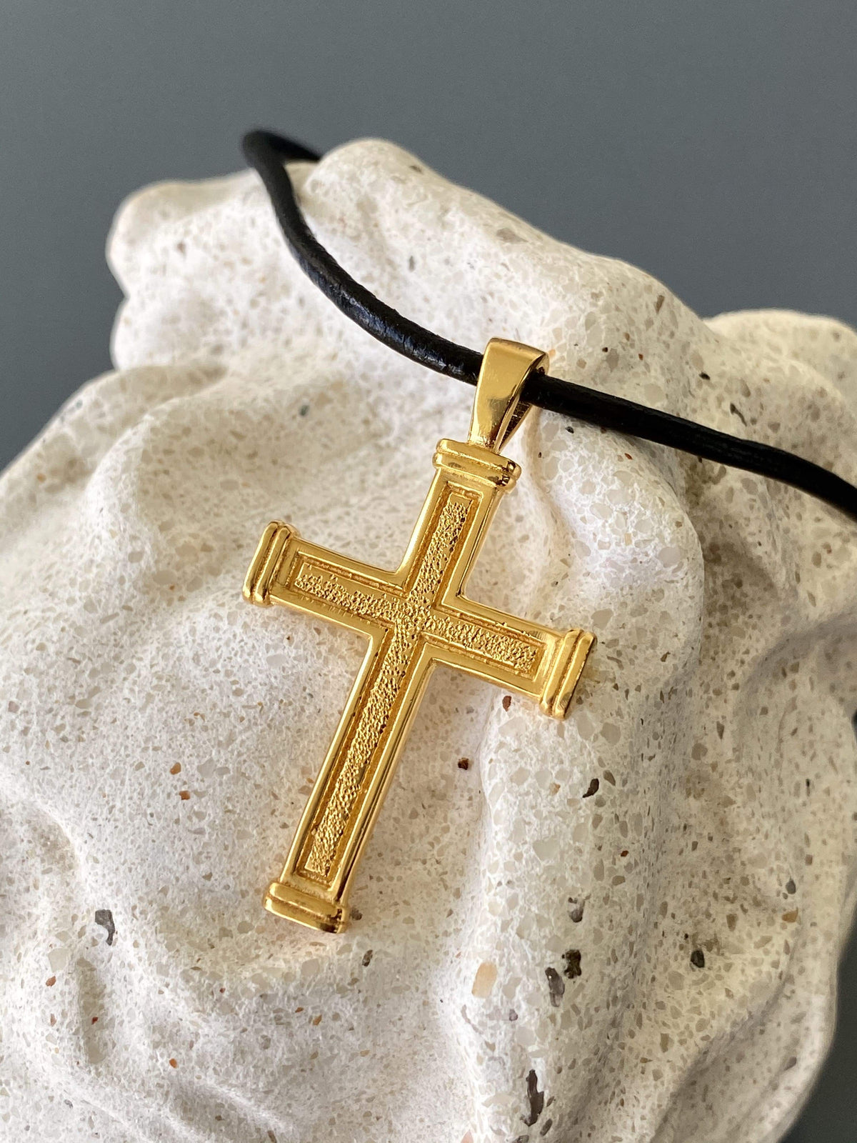 Men&#39;s gold cross necklace with leather cord 