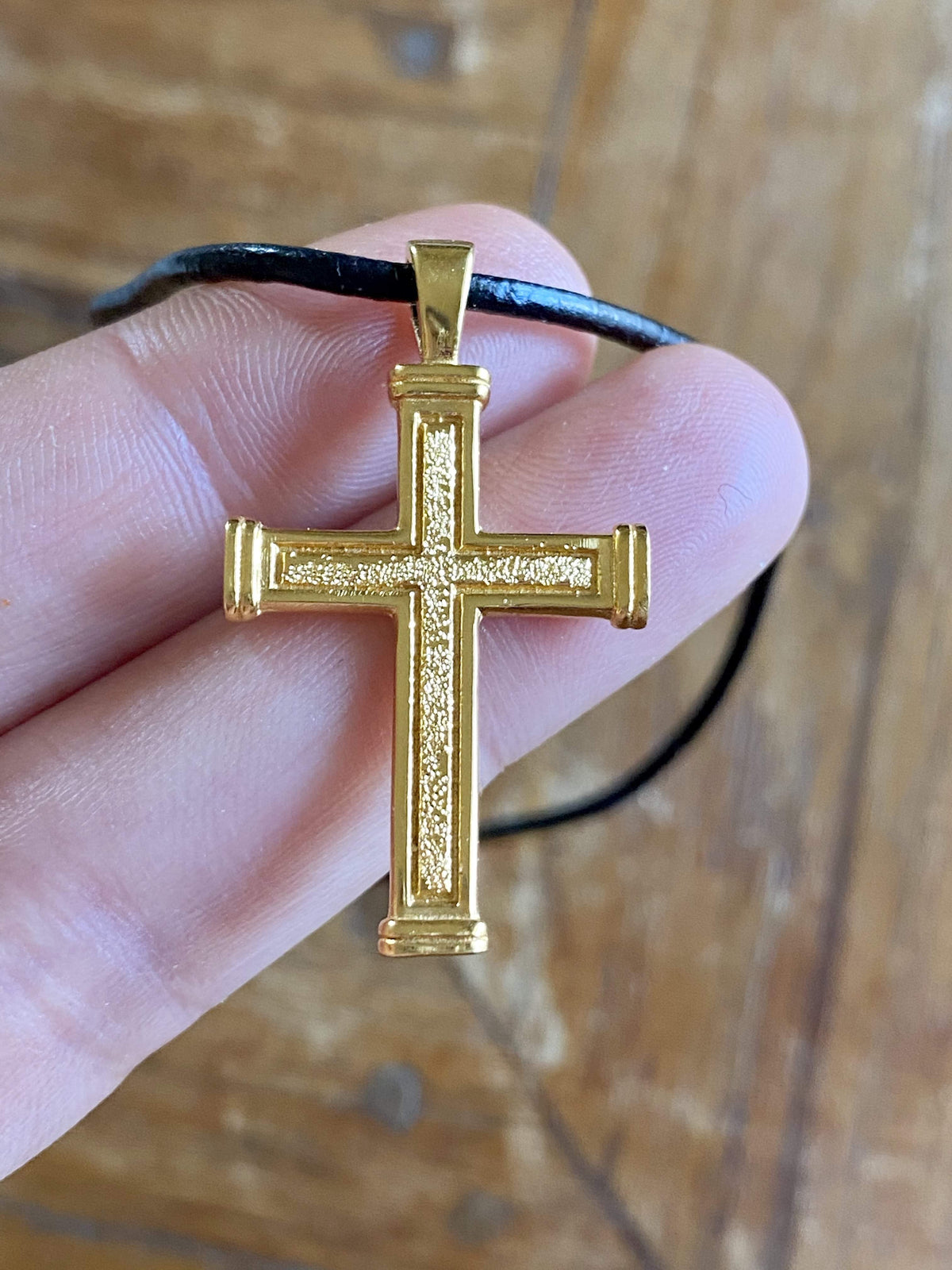 Men&#39;s gold cross necklace with leather cord 