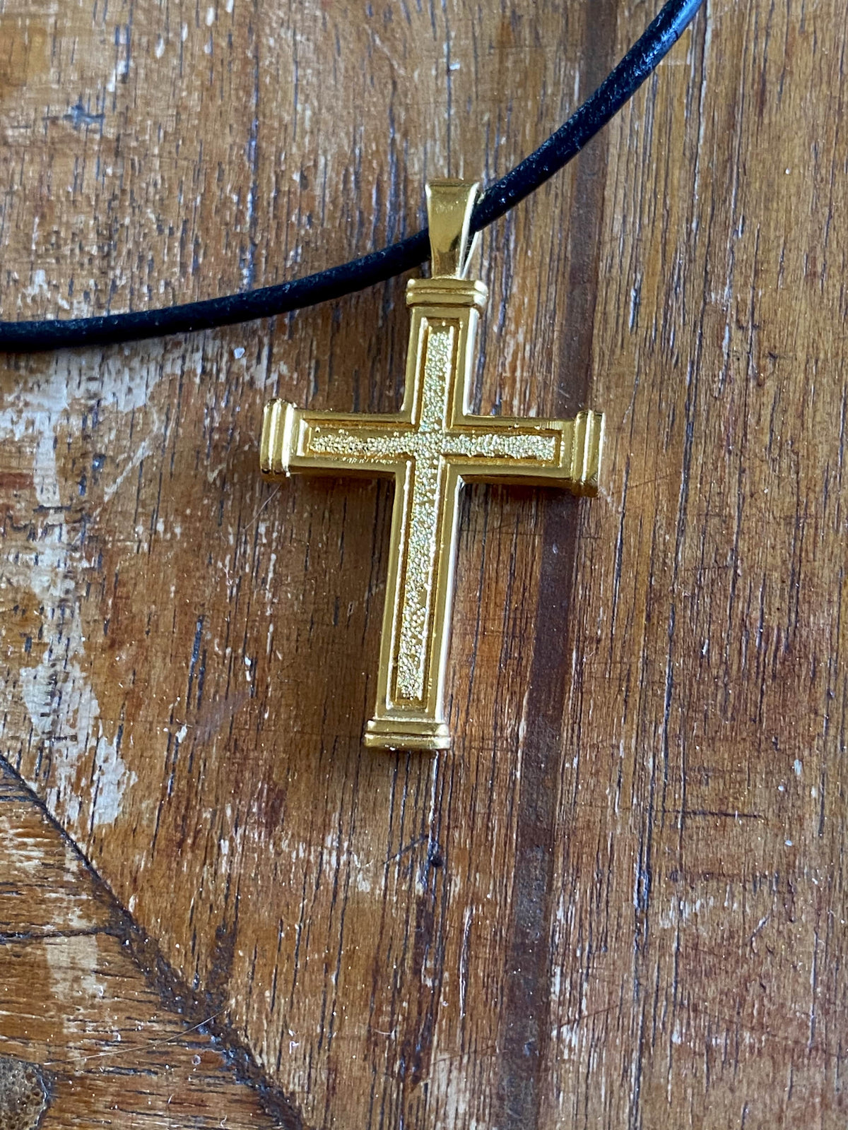 Men&#39;s gold cross necklace with leather cord 